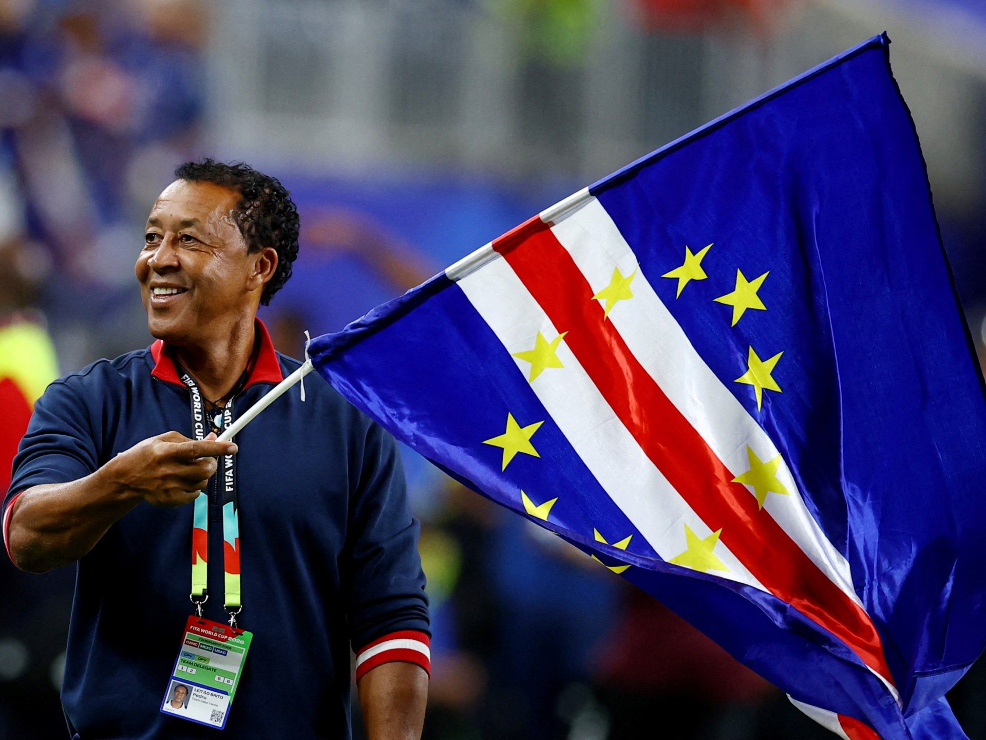 Jogadores e funcionários de Cabo Verde comemoram após o jogo da Arábia Saudita, na medida em que Cabo Verde se classifica para a fase eliminatória da Copa do Mundo