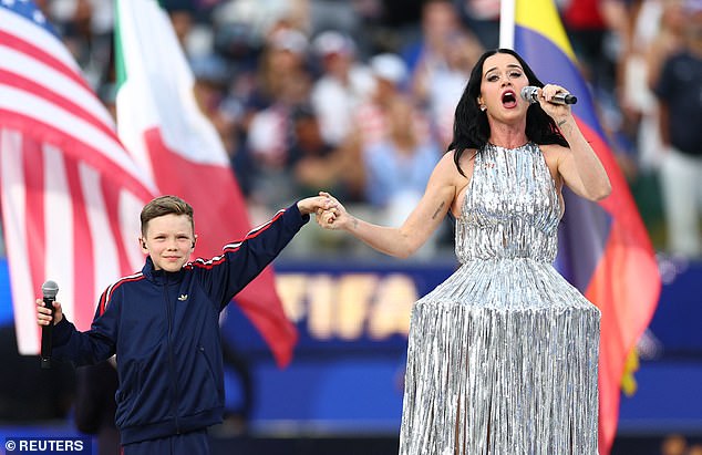 Katy Perry e o norueguês Tius Luka cantaram Wonder na cerimônia de Los Angeles