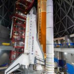 California Science Center anuncia data de abertura para ver o ônibus espacial Endeavour em posição de lançamento