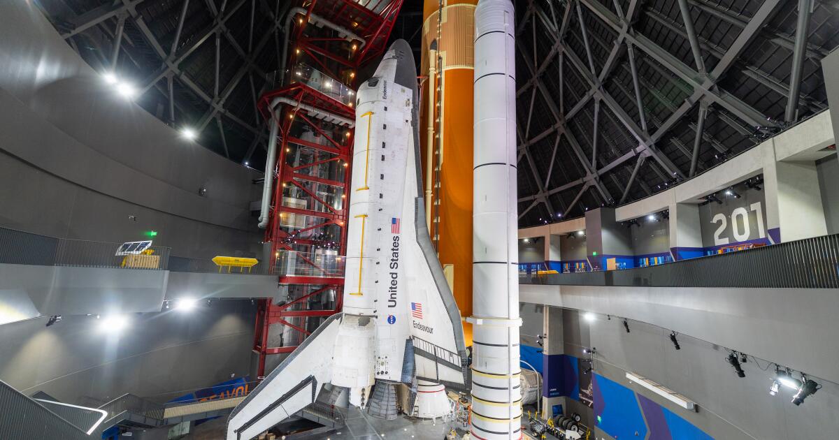 California Science Center anuncia data de abertura para ver o ônibus espacial Endeavour em posição de lançamento