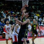 Calvin Oftana da TNT Tropang 5G durante um jogo contra Barangay Ginebra Gin Kings nas finais da PBA Commissioner's Cup.