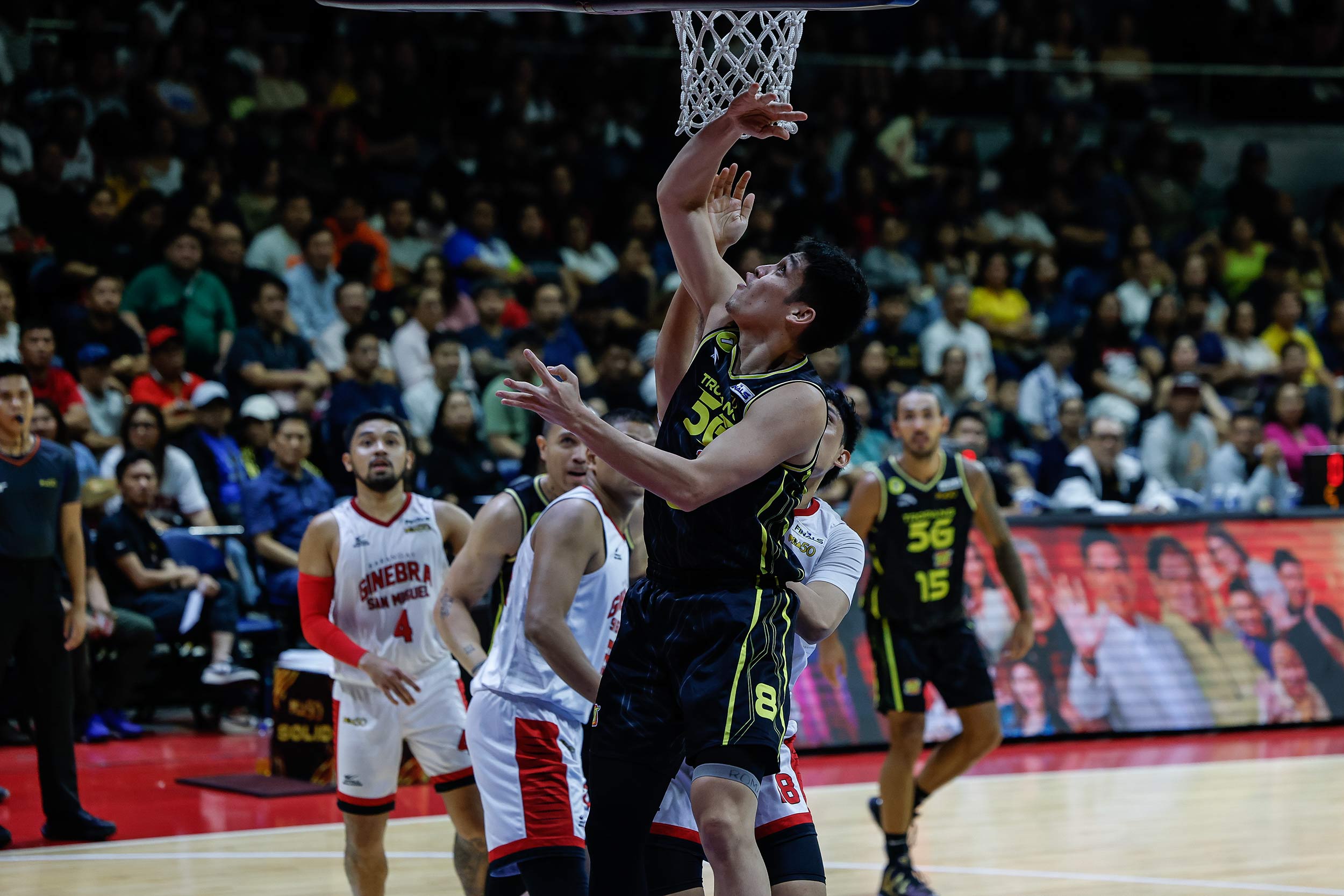 Calvin Oftana da TNT Tropang 5G durante um jogo contra Barangay Ginebra Gin Kings nas finais da PBA Commissioner's Cup.