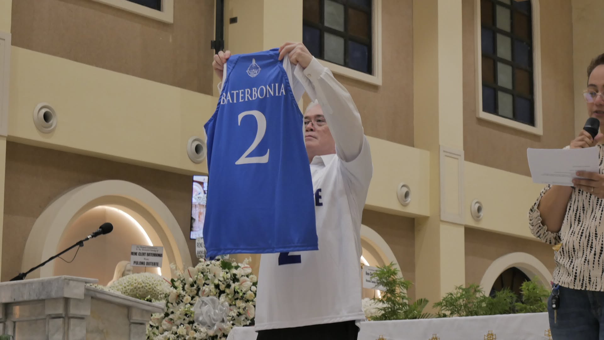 A Universidade Ateneo de Davao retirou a camisa de Rene Baterbonia e renomeou sua quadra coberta do ensino médio em homenagem ao falecido destaque do basquete.