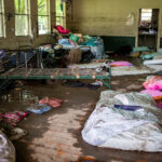 Os itens estão espalhados dentro de uma cabana em Camp Mystic em 5 de julho de 2025, após uma enchente mortal no condado de Kerr, Texas. Pelo menos 27 campistas e conselheiras do acampamento de verão só para meninas morreram ao longo do rio Guadalupe quando enchentes mortais atingiram a área um dia antes.