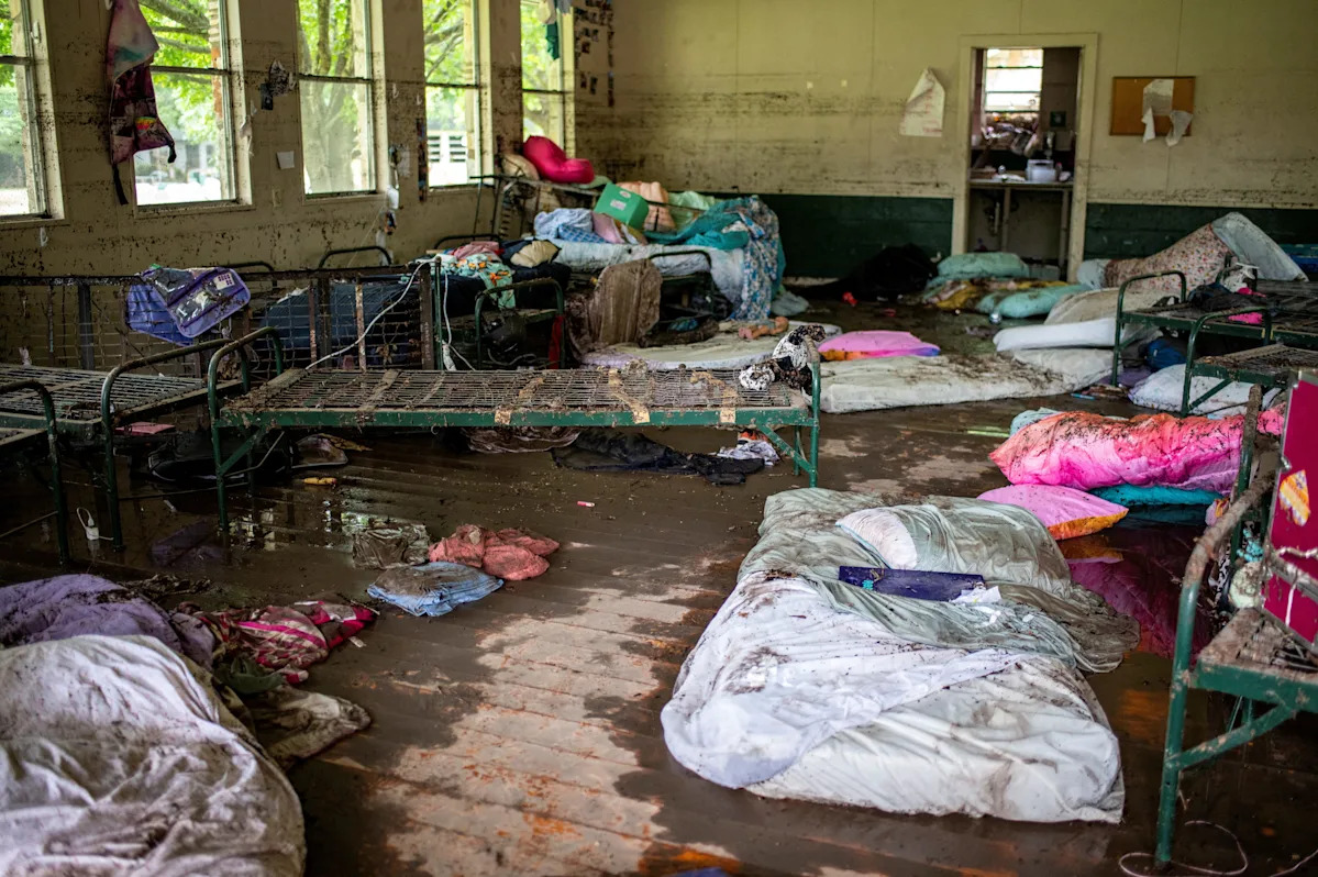 Os itens estão espalhados dentro de uma cabana em Camp Mystic em 5 de julho de 2025, após uma enchente mortal no condado de Kerr, Texas. Pelo menos 27 campistas e conselheiras do acampamento de verão só para meninas morreram ao longo do rio Guadalupe quando enchentes mortais atingiram a área um dia antes.