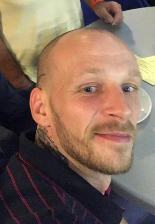 Pai e boxeador Callum Kerr morreu após ser contido por passageiros em um voo Jet2 para o aeroporto de Manchester na segunda-feira