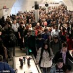 Caos nas greves do metrô para milhões de pessoas enquanto trabalhadores do metrô de Londres realizam a primeira paralisação de 24 horas sob chuva torrencial