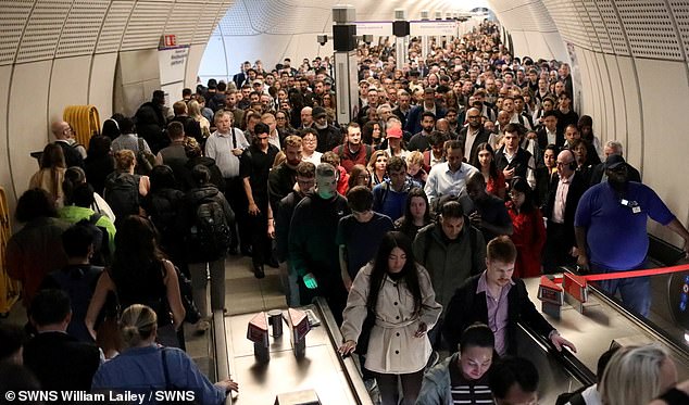 Caos nas greves do metrô para milhões de pessoas enquanto trabalhadores do metrô de Londres realizam a primeira paralisação de 24 horas sob chuva torrencial