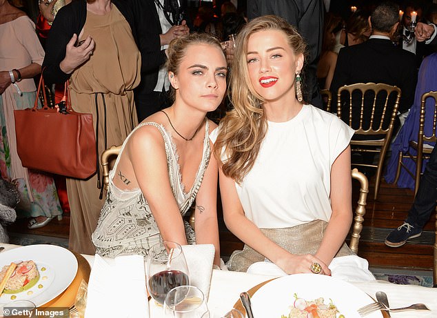 Cara Delevingne finalmente confirmou que estava romanticamente envolvida com Amber Heard no auge de seu divórcio de Johnny Depp (foto em 2024)