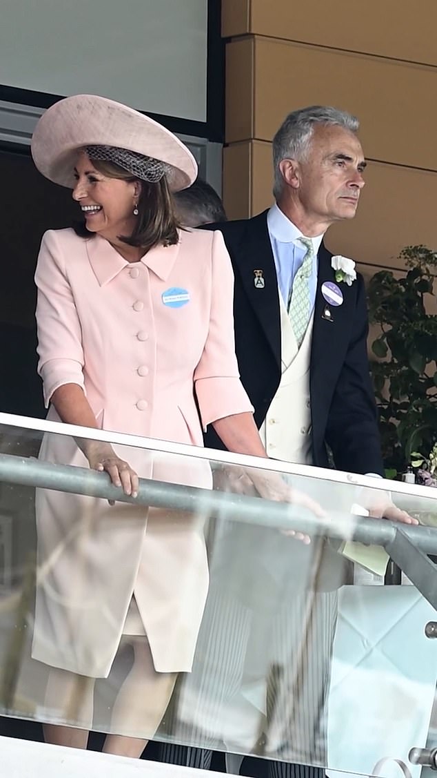 Parece que ninguém se divertiu melhor no Royal Ascot do que Carole Middleton, pois ela entregou o glamour do dia da corrida, compareceu ao Royal Box e se reuniu com membros seniores da The Firm - tudo em um dia