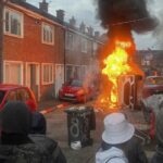 Veículos incendiados por manifestantes na Lendrick Street, em Belfast, enquanto a desordem aumentava em resposta ao ataque com facas na noite de segunda-feira na cidade. - Tchau
