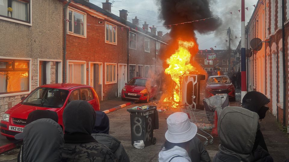 Veículos incendiados por manifestantes na Lendrick Street, em Belfast, enquanto a desordem aumentava em resposta ao ataque com facas na noite de segunda-feira na cidade. - Tchau