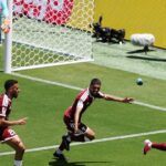 Boualem Khoukhi, do Catar, marca seu primeiro gol contra Gregor Kobel, da Suíça