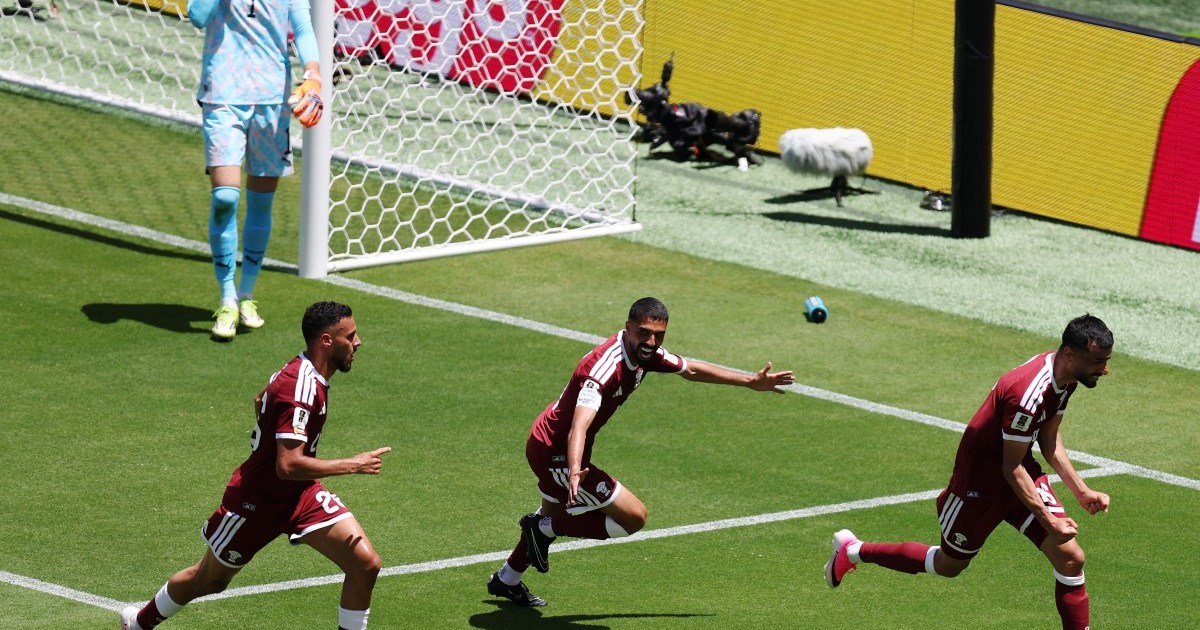 Boualem Khoukhi, do Catar, marca seu primeiro gol contra Gregor Kobel, da Suíça