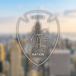 Logotipo da Cayuga Nation no horizonte de Nova York ilustrando um processo federal contra o Caesars Sportsbook sobre supostas apostas esportivas não autorizadas em terras de reservas tribais