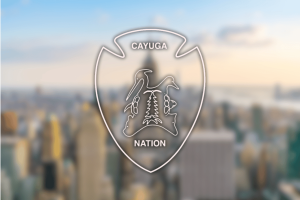 Logotipo da Cayuga Nation no horizonte de Nova York ilustrando um processo federal contra o Caesars Sportsbook sobre supostas apostas esportivas não autorizadas em terras de reservas tribais