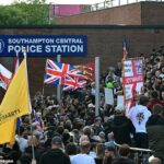 Centenas de manifestantes invadiram a delegacia de polícia de Southampton por causa das imagens da prisão de Henry Nowak