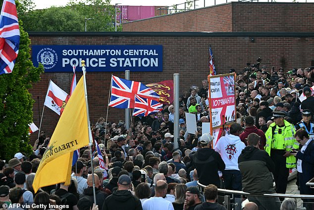Centenas de manifestantes invadiram a delegacia de polícia de Southampton por causa das imagens da prisão de Henry Nowak