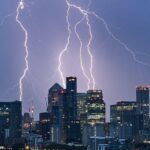 Londres viu grandes tempestades durante a noite, com relâmpagos retratados sobre a cidade nas primeiras horas