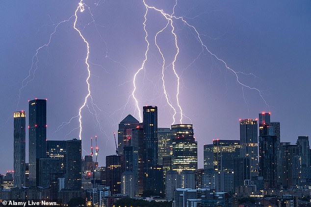 Londres viu grandes tempestades durante a noite, com relâmpagos retratados sobre a cidade nas primeiras horas