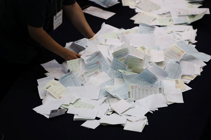 Chefe eleitoral da Coreia do Sul renuncia devido à escassez de boletins de voto