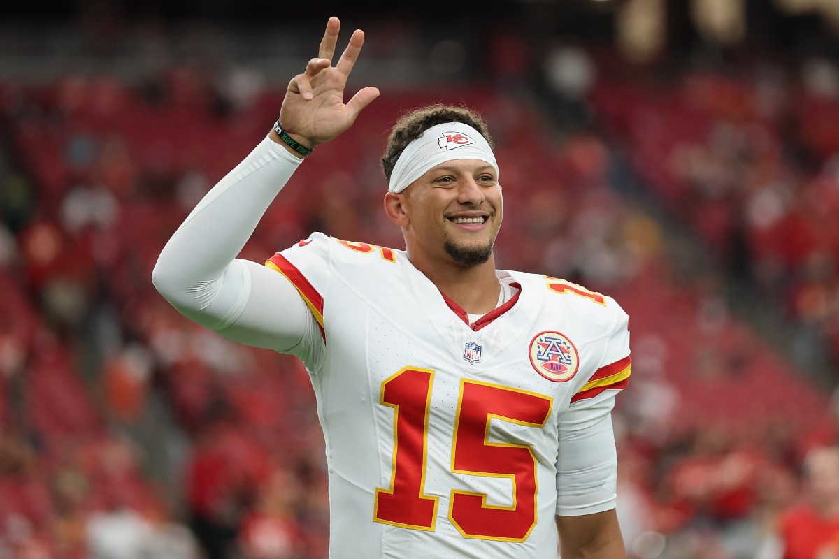 GLENDALE, ARIZONA - AUGUST 09:  Quarterback Patrick Mahomes #15 of the Kansas City Chiefs reacts to fans as he walks off the field during the NFL Preseason 2025 game against the Arizona Cardinals at State Farm Stadium on August 09, 2025 in Glendale, Arizona. (Photo by Christian Petersen/Getty Images)