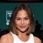 Chrissy Teigen revela cicatriz cirúrgica em vestido decotado com seios para fora