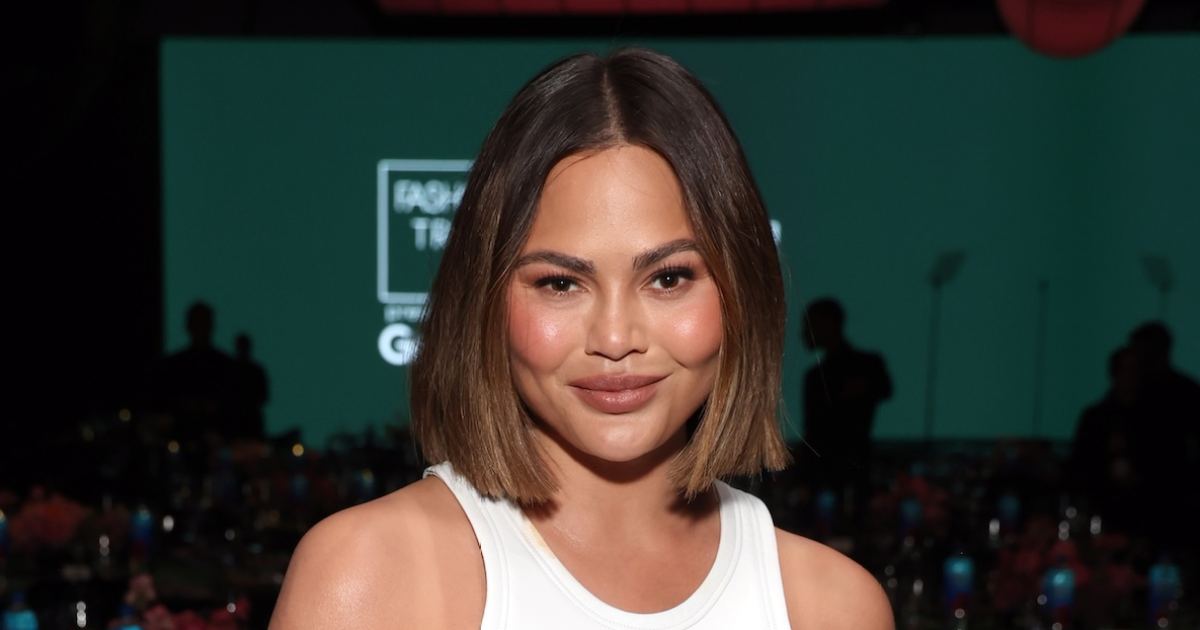 Chrissy Teigen revela cicatriz cirúrgica em vestido decotado com seios para fora