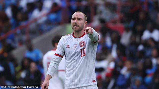 Christian Eriksen desmaiou em campo durante o amistoso da Dinamarca contra a Ucrânia, no domingo.