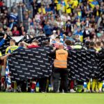Jogadores e equipe protegem Christian Eriksen depois que ele desmaiou novamente no meio da partida de ontem