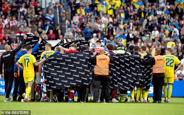 Jogadores e equipe protegem Christian Eriksen depois que ele desmaiou novamente no meio da partida de ontem