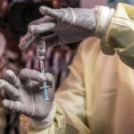 Um clínico prepara uma seringa com a vacina mpox durante o lançamento da campanha de vacinação no Hospital Geral de Goma, no dia 5 de outubro de 2024