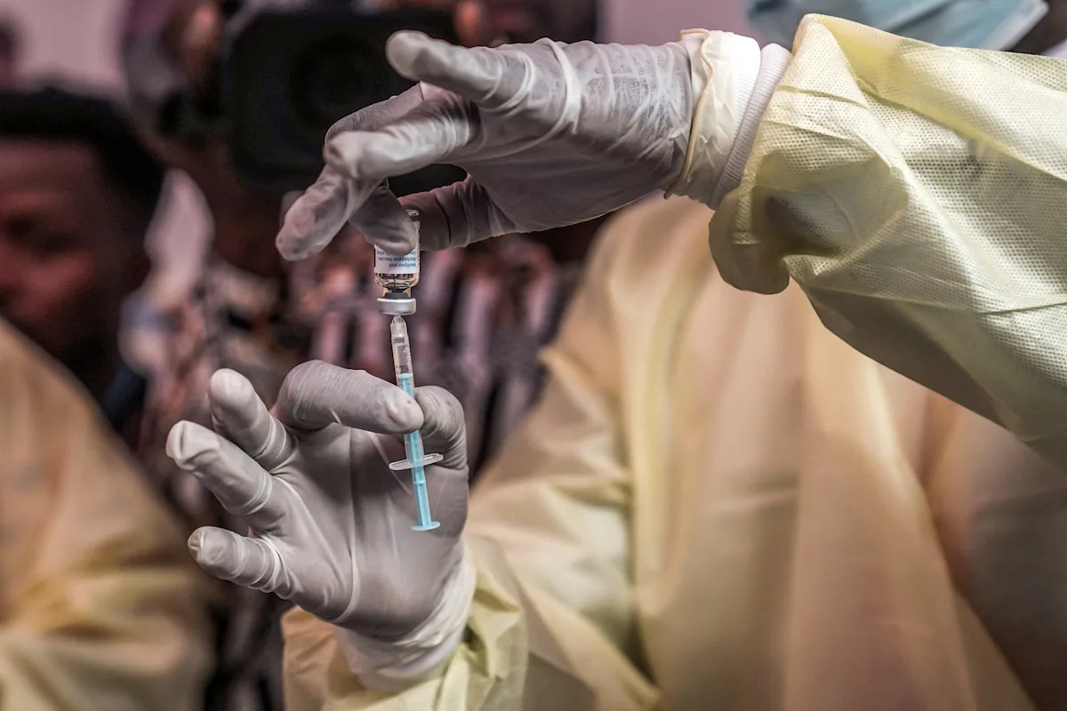 Um clínico prepara uma seringa com a vacina mpox durante o lançamento da campanha de vacinação no Hospital Geral de Goma, no dia 5 de outubro de 2024