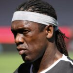 Clarence Seedorf levanta a tampa nas duas ocasiões em que quase assinou pelo Man Utd