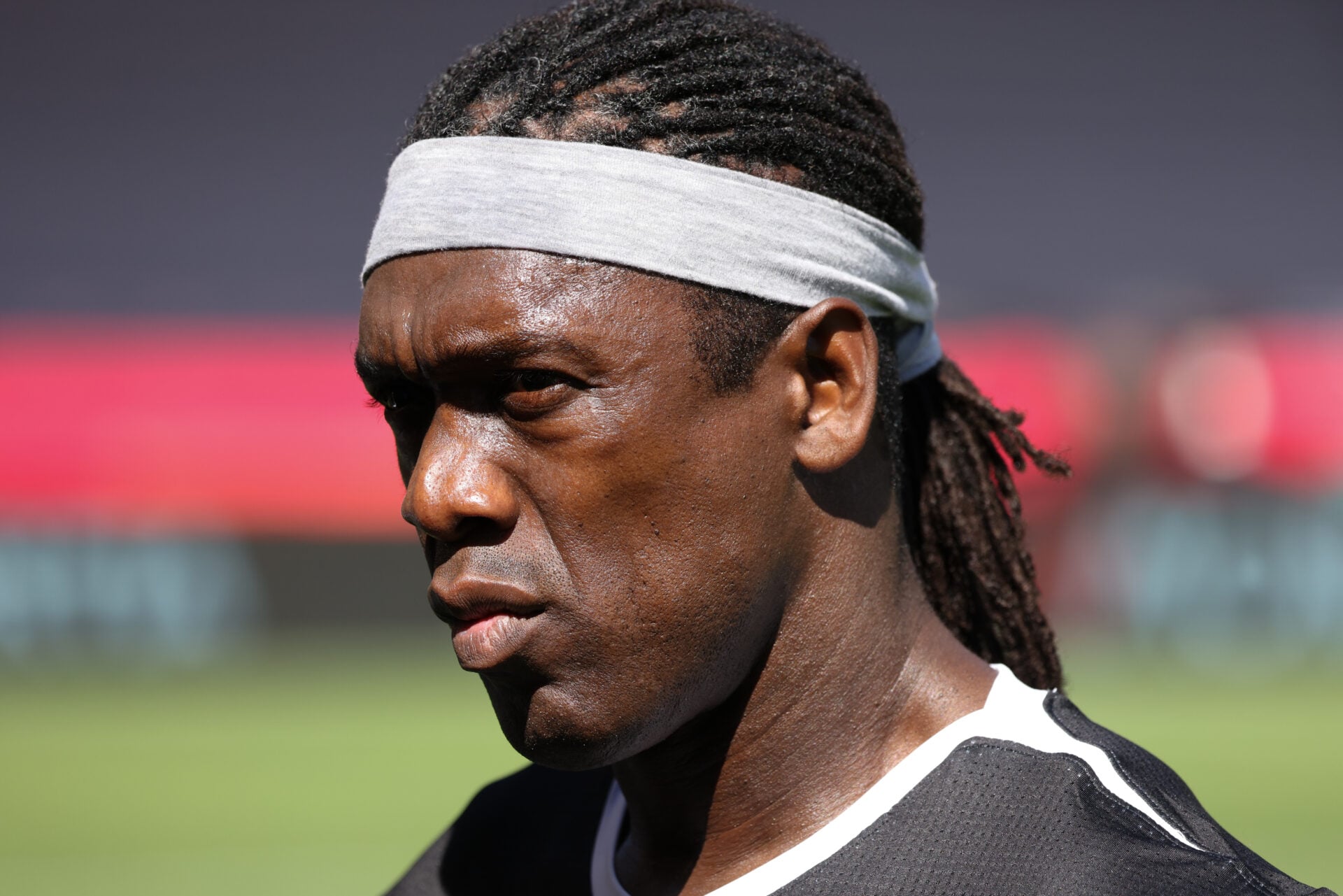 Clarence Seedorf levanta a tampa nas duas ocasiões em que quase assinou pelo Man Utd