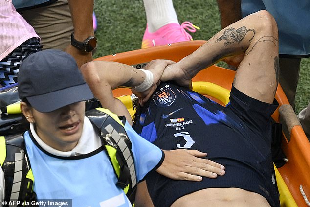 Manuel Ugarte deixou o campo aos prantos ao ser esticado para cumprir o dever da Copa do Mundo no sábado.