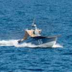 Uma embarcação de reconhecimento autônomo global e uma embarcação de superfície não tripulada Lightfish, anexada ao Comandante, Força-Tarefa (CTF) 66, opera na Baía de Breivika durante o Arctic Sentry 2026.