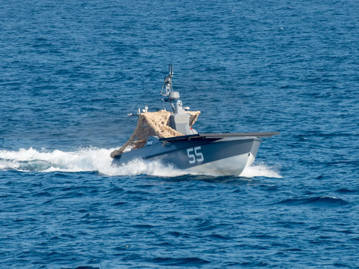 Uma embarcação de reconhecimento autônomo global e uma embarcação de superfície não tripulada Lightfish, anexada ao Comandante, Força-Tarefa (CTF) 66, opera na Baía de Breivika durante o Arctic Sentry 2026.