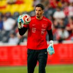 Como Altay Bayindir se saiu como titular pela Turquia no amistoso pré-Copa do Mundo contra a Macedônia do Norte