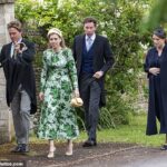 As princesas Beatrice e Eugenie apresentaram seu próprio show surpresa de unidade fraterna no “casamento íntimo” de seu primo Peter Phillips em Cotswolds