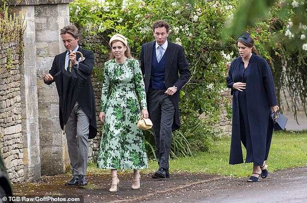 As princesas Beatrice e Eugenie apresentaram seu próprio show surpresa de unidade fraterna no “casamento íntimo” de seu primo Peter Phillips em Cotswolds