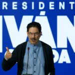 Ivan Cepeda se dirige a seus apoiadores após o primeiro turno de votação em sua base no Hotel Tequendama, em Bogotá, em 31 de maio de 2026. (Christina Noriega/Al Jazeera)