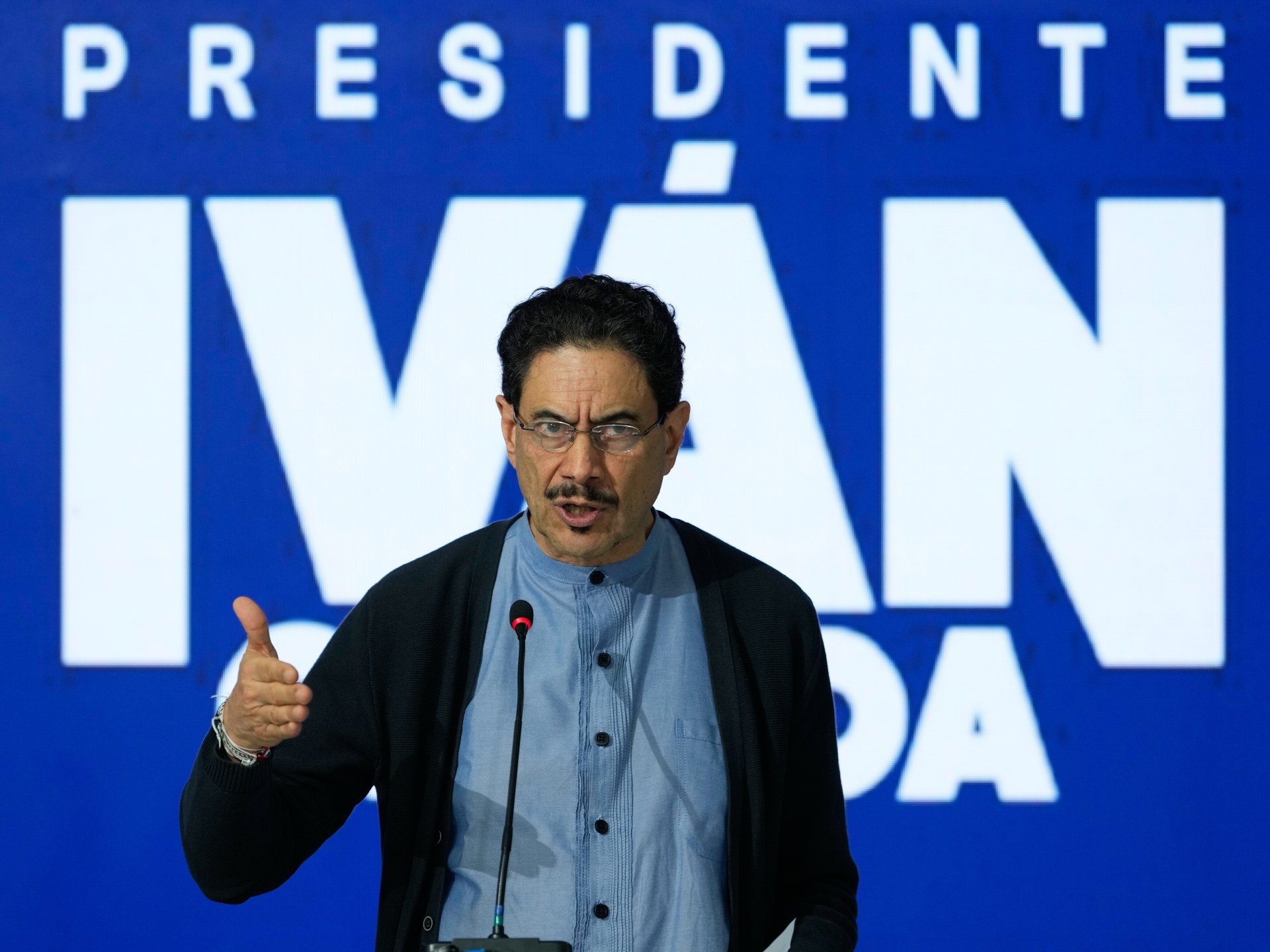 Ivan Cepeda se dirige a seus apoiadores após o primeiro turno de votação em sua base no Hotel Tequendama, em Bogotá, em 31 de maio de 2026. (Christina Noriega/Al Jazeera)