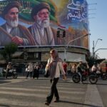 Manifestantes iranianos pró-governo agitam bandeiras do Irã e do Hezbollah do Líbano em Teerã, Irã, domingo, 7 de junho de 2026. (AP Photo/Vahid Salemi)