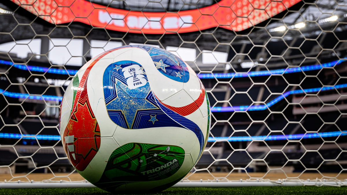 logotipo da copa do mundo da fifa com logotipo expresso vpn e texto que diz 'apoiador oficial da copa do mundo da fifa 2026'