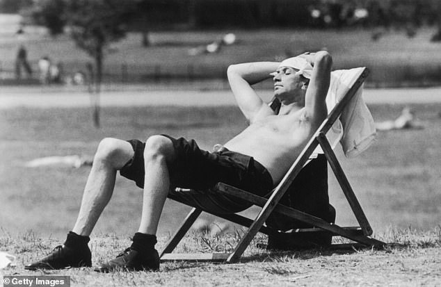 Um londrino é visto tomando sol nos Kensington Gardens, em Londres, em 3 de junho de 1976 - em um verão com ondas de calor que estabeleceu novos recordes na época