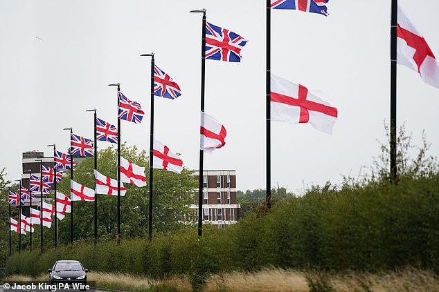 O Conselho do Condado de Oxfordshire fez uma oferta para proibir o hasteamento de bandeiras em ou perto de rodovias públicas (na foto estão bandeiras fixadas em postes de luz em Birmingham)