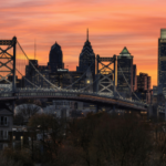 Horizonte da Filadélfia ao pôr do sol com os arranha-céus da Ponte Benjamin Franklin e do centro da cidade, a paisagem urbana da Pensilvânia e a vista do marco urbano. Exclusões de jogos de azar na Pensilvânia aumentam após negligência infantil
