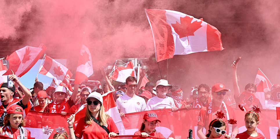Copa do Mundo Canadá x Bósnia e Herzegovina AO VIVO: Michael Buble sobe ao palco na cerimônia de abertura de Toronto antes dos co-anfitriões iniciarem o torneio