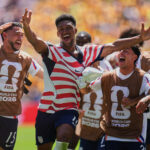 Alex Freeman (16), dos Estados Unidos, segundo à esquerda, comemora após marcar o segundo gol de seu time durante a partida de futebol do Grupo D da Copa do Mundo entre os Estados Unidos e a Austrália em Seattle, sexta-feira, 19 de junho de 2026.